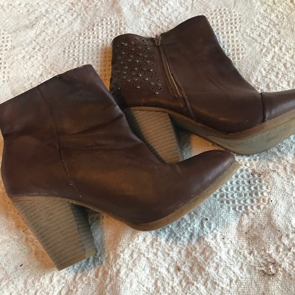 Brown studded heeled booties size 9 - Picture 3 of 4
